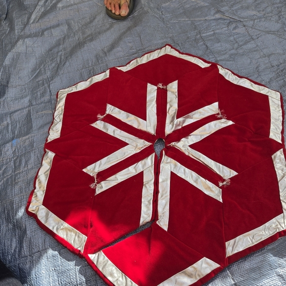 27" tabletop tree skirt. - Picture 1 of 3